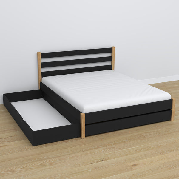 Doppelbett mit Schublade aus Holz schwarz mit Eiche – geöffnete Schublade, geräumiges Inneres
