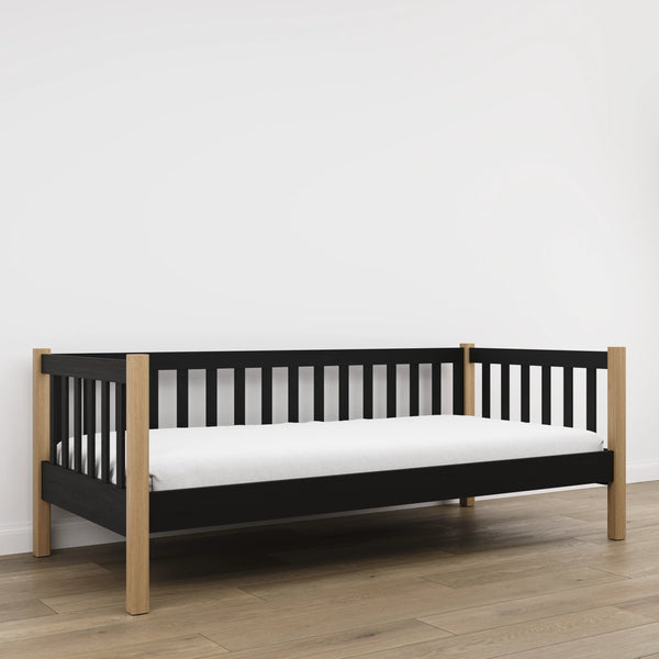 Łóżko sofa N03 czarny / dąb naturalny – widok z boku, solidna konstrukcja drewniana