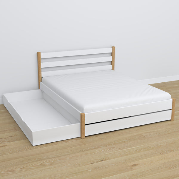 Doppelbett mit Schublade aus Holz weiß mit Eiche – geöffnete Schublade, geräumiges Inneres